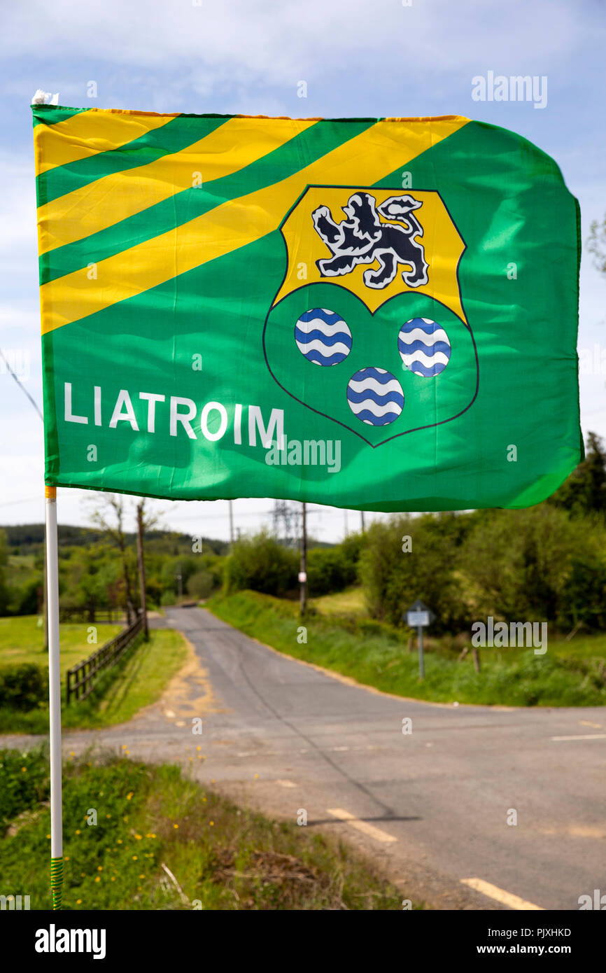 Irlanda, Co Leitrim, Leatroim bandiera con il nome della contea in lingua irlandese Foto Stock