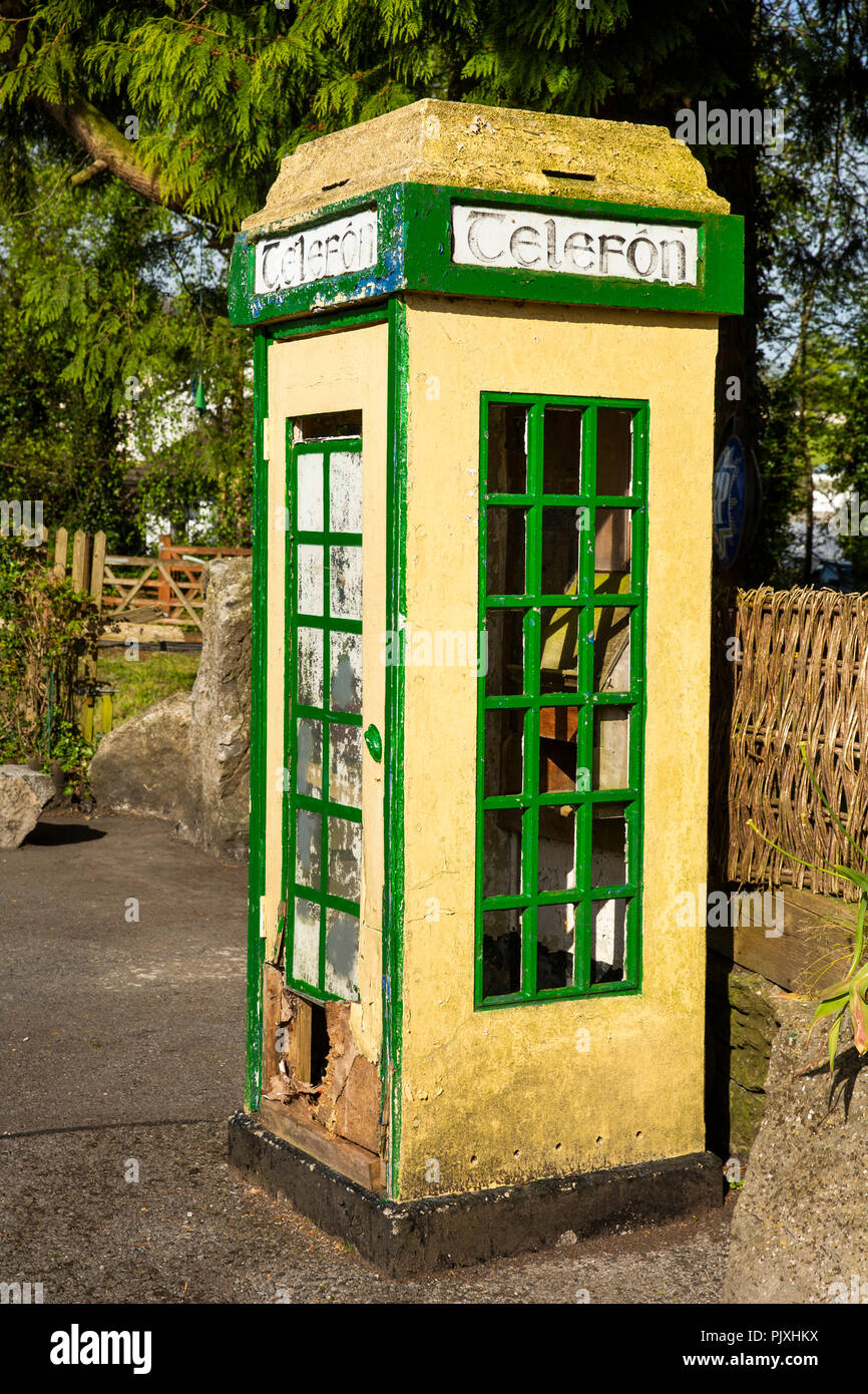Irlanda, Co Leitrim, Keshcarrigan village, ridondante 1930s nella casella Telefono Foto Stock