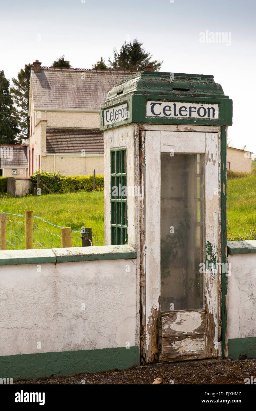 Irlanda, Co Leitrim, Aghacashel village, ridondante 1930s nella casella Telefono Foto Stock