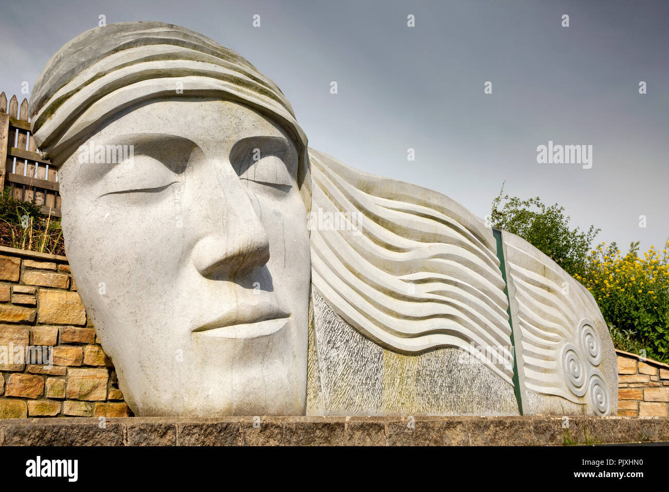 Irlanda, Co Leitrim, Drumshanbo, scultura di Danu dea madre di i Tuatha de Danann Foto Stock