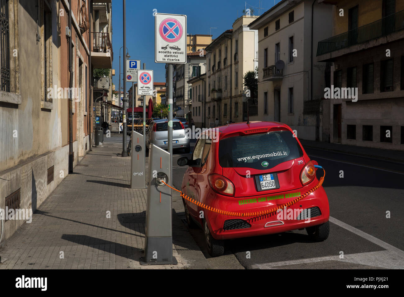 Auto elettrica essendo addebitato sulla strada in Italia Foto Stock