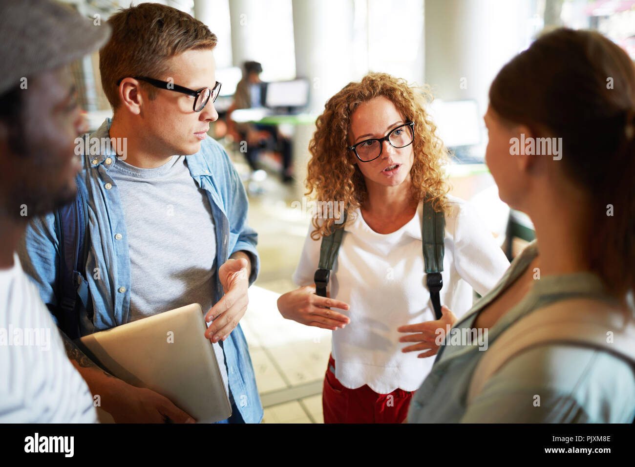Discutendo di calendario Foto Stock