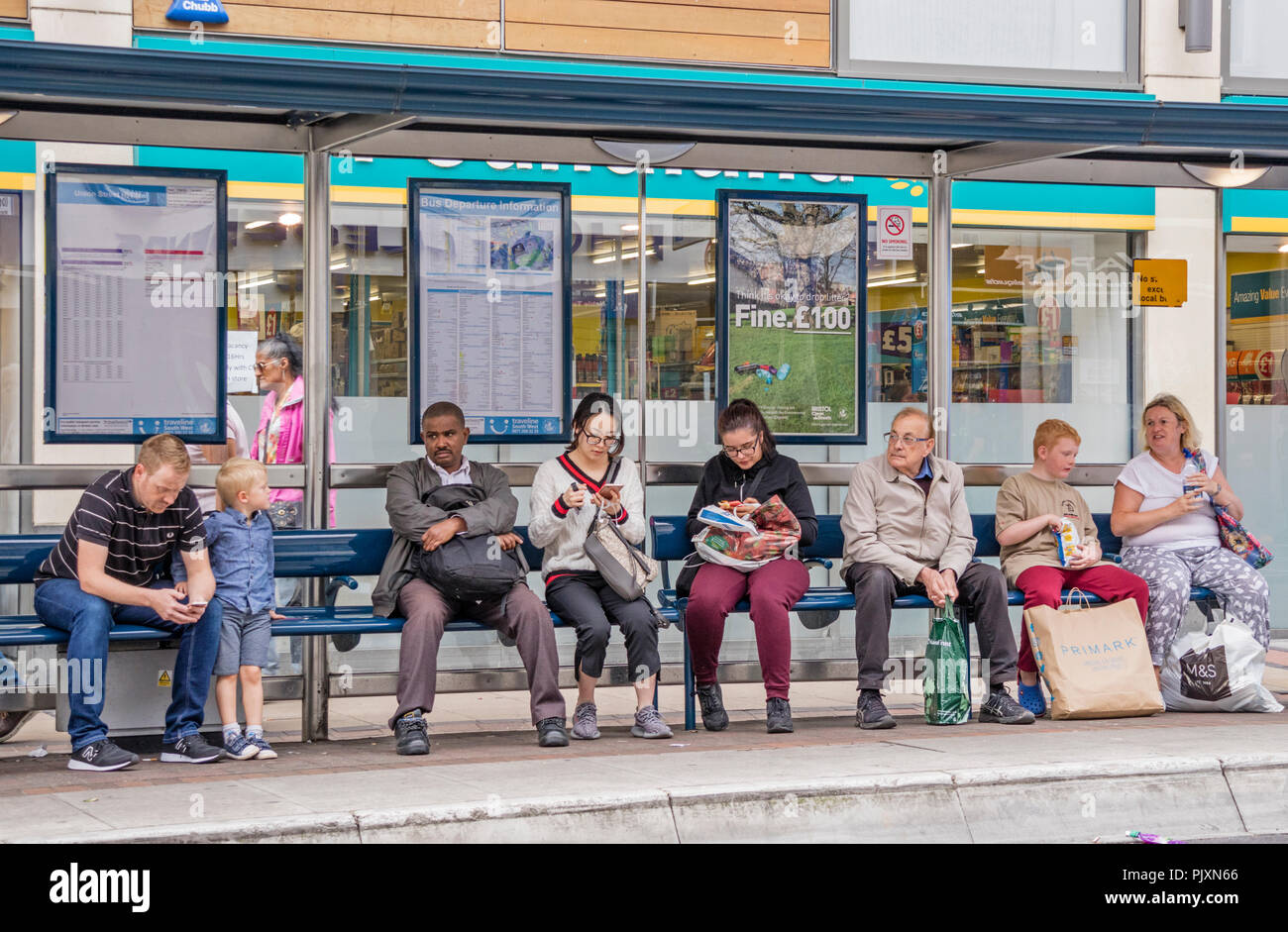 Le persone in attesa di un autobus, Bristol, Inghilterra, Regno Unito Foto Stock