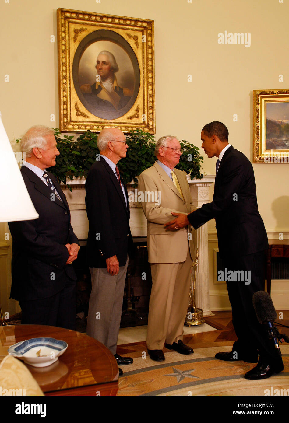 Washington, DC - Luglio 20, 2009 -- Il Presidente degli Stati Uniti Barack Obama incontra con Apollo 11 membri di equipaggio (l-r) Edwin Eugene "" Buzz Aldrin, Jr., Michael Collins e Neil Armstrong all Ufficio Ovale della Casa Bianca per il quarantesimo anniversario degli astronauti' atterraggio lunare, Washington DC, Lunedì 20 Luglio, 2009. .Credito: Martin H. Simon / Pool via CNP /MediaPunch Foto Stock