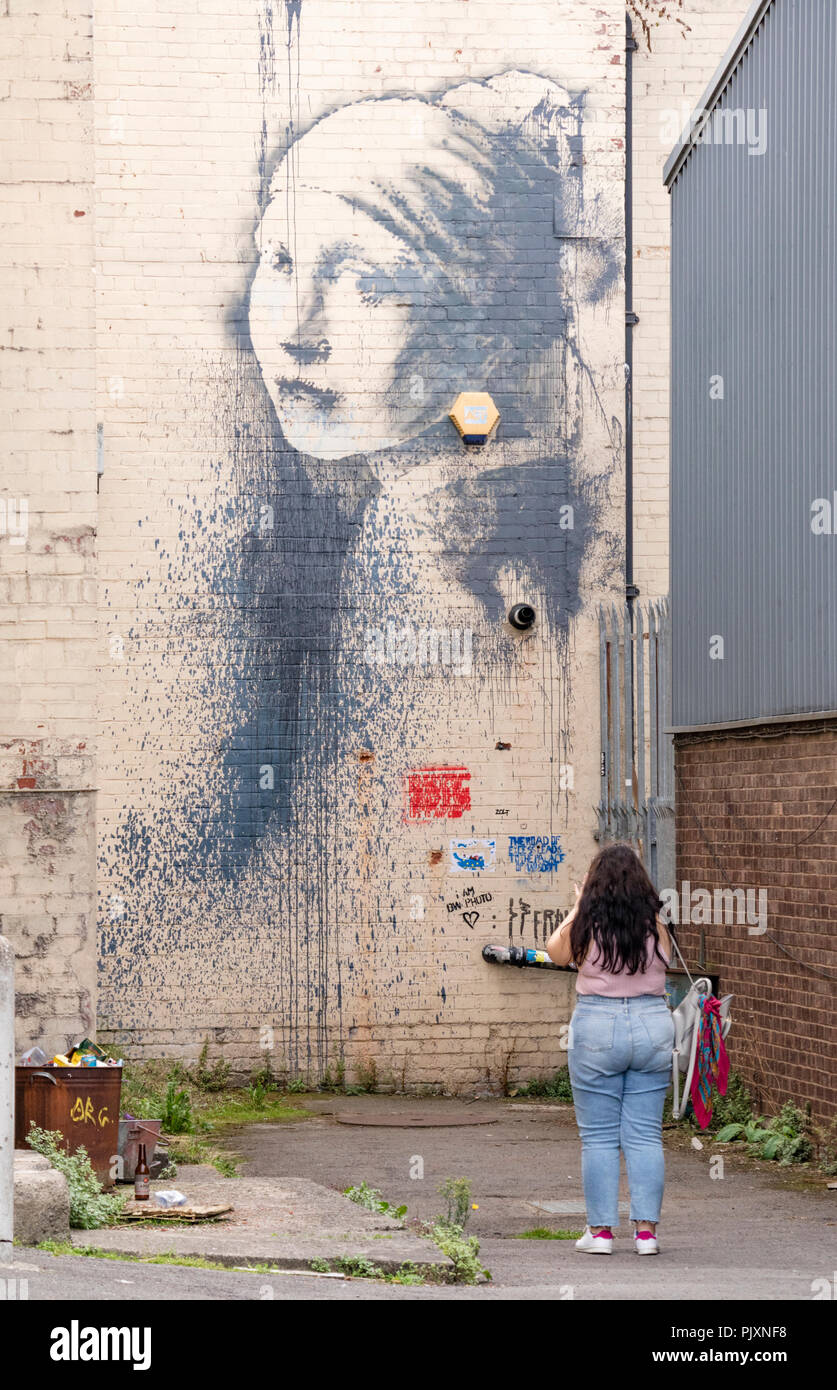 La ragazza con un timpano forato, wall arte a Bristol, Inghilterra, Regno Unito Foto Stock
