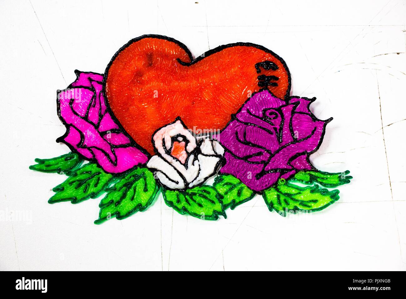 Cuore di colore rosso con rose e fiori di bianco e color porpora giacciono su uno sfondo bianco. Il cuore è un simbolo di San Valentino, la giornata di al Foto Stock