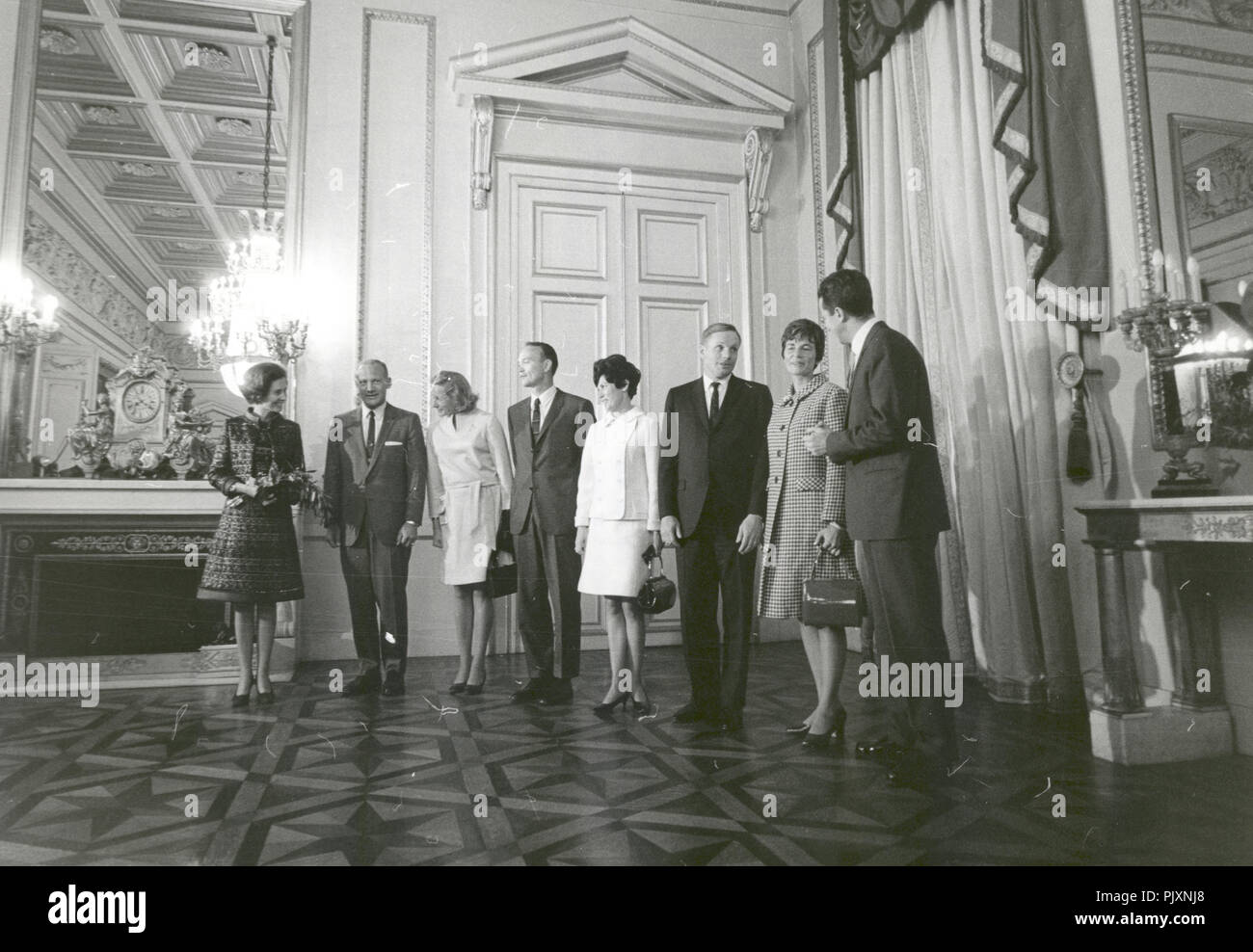 Bruxelles, Belgio - (file) -- re del Belgio, Baudouin I e la sua Regina, Fabiola, pongono insieme con l'Apollo 11 astronauti e le loro mogli nella reception hall del Palazzo Reale di Bruxelles in Belgio il 9 ottobre 1970. Credito: la NASA via CNP /MediaPunch Foto Stock