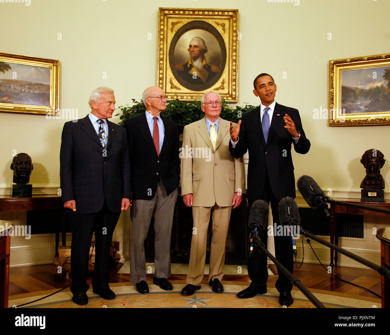 Washington, DC - Luglio 20, 2009 -- Il Presidente degli Stati Uniti Barack Obama incontra con Apollo 11 membri di equipaggio (l-r) Edwin Eugene "" Buzz Aldrin, Jr., Michael Collins e Neil Armstrong all Ufficio Ovale della Casa Bianca per il quarantesimo anniversario degli astronauti' atterraggio lunare, Washington DC, Lunedì 20 Luglio, 2009. .Credito: Martin H. Simon / Pool via CNP /MediaPunch Foto Stock