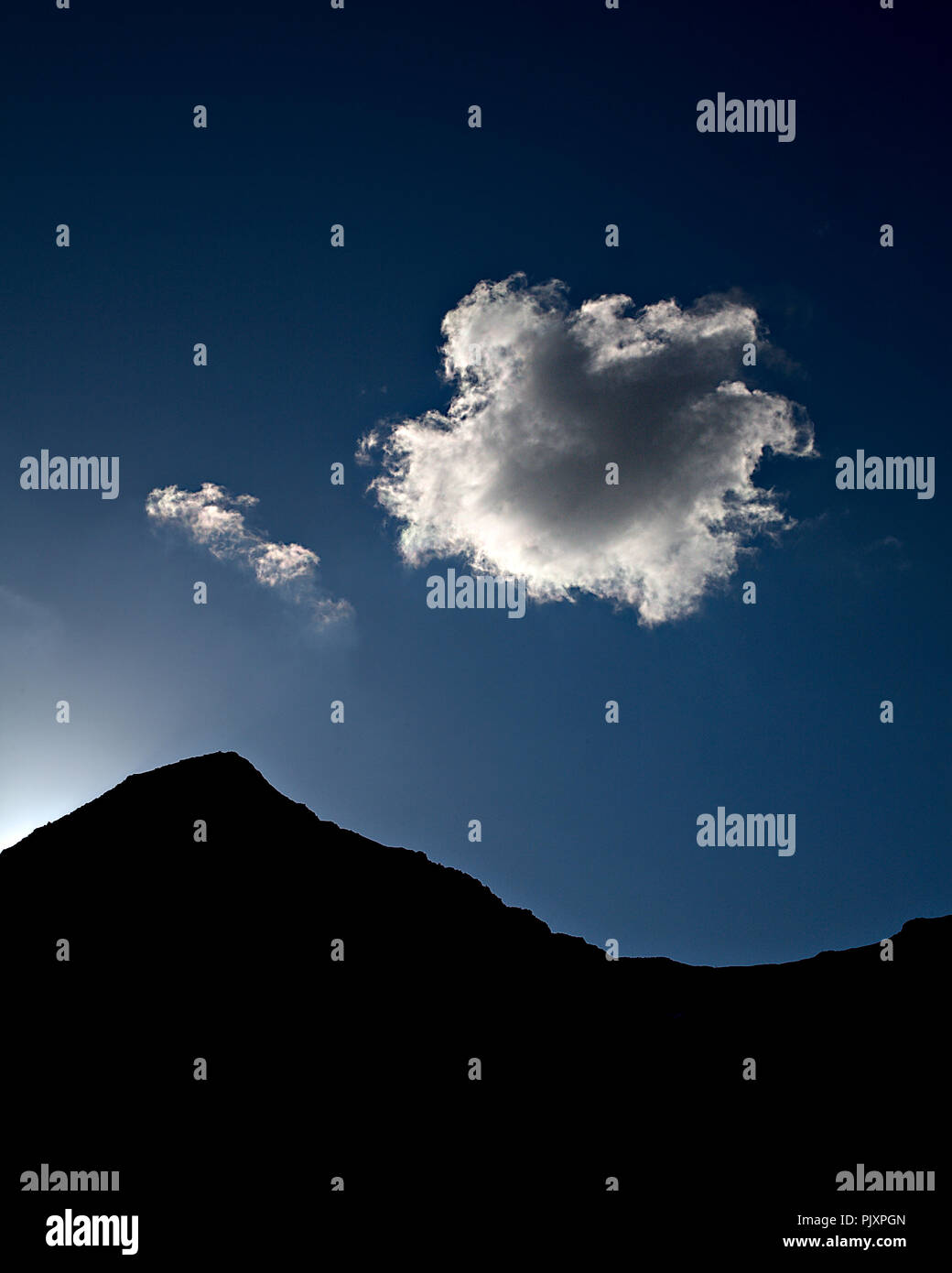 Cumulus cloud nel corso del vertice di Snowdon al tramonto, Snowdonia, il Galles del Nord Foto Stock