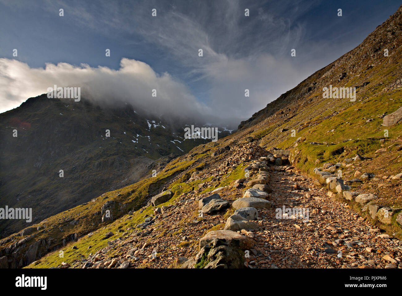 Snowdon Mountain con la copertura nuvolosa su una giornata invernale e, Snowdonia, il Galles del Nord, come si vede dal Pyg via Foto Stock