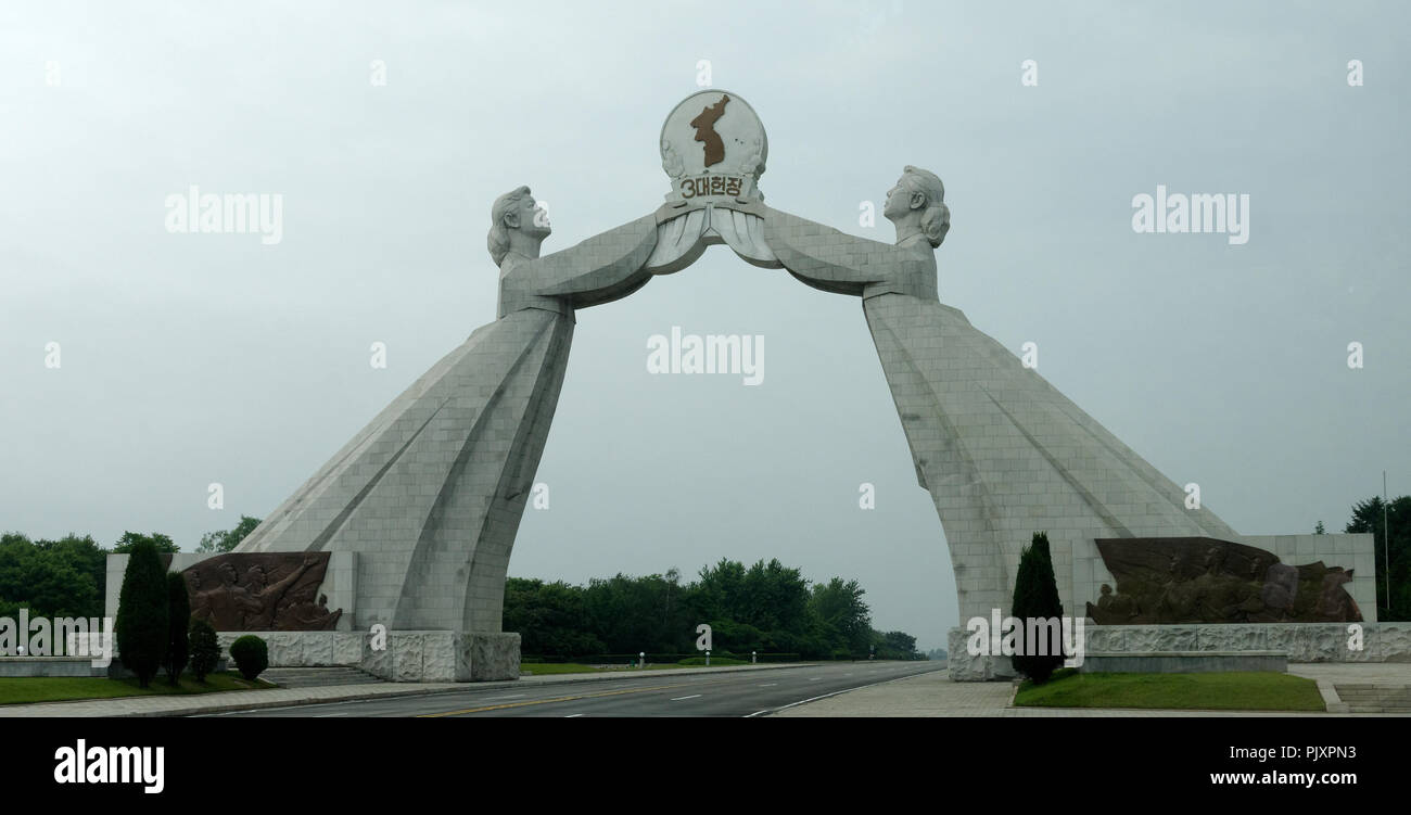 L'arco di riunificazione, Pyongyang, Corea del nord, nord e sud in possesso di una sfera con una mappa di un singolo paese oltre la riunificazione autostrada Foto Stock