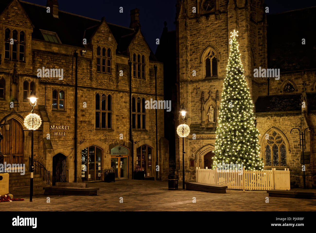 Festosa albero illuminato a Durham Piazza del Mercato, England, Regno Unito Foto Stock