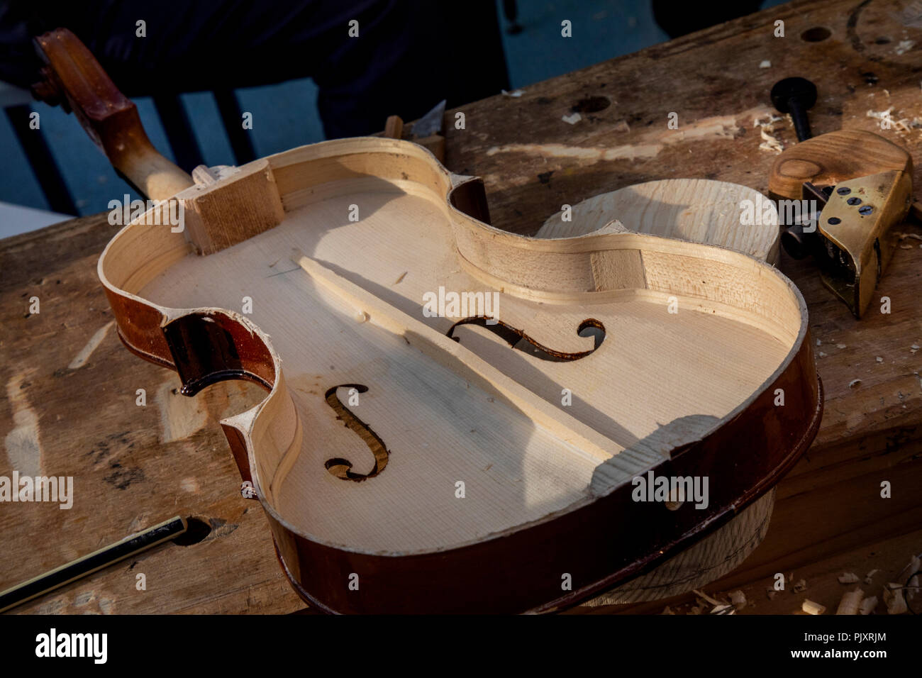 Un maestro fa un musical violino come strumento Foto Stock