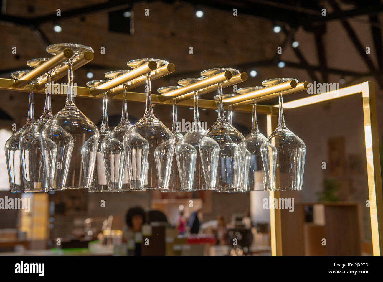 Bicchieri di vetro appesi in bar dispenser Foto stock - Alamy