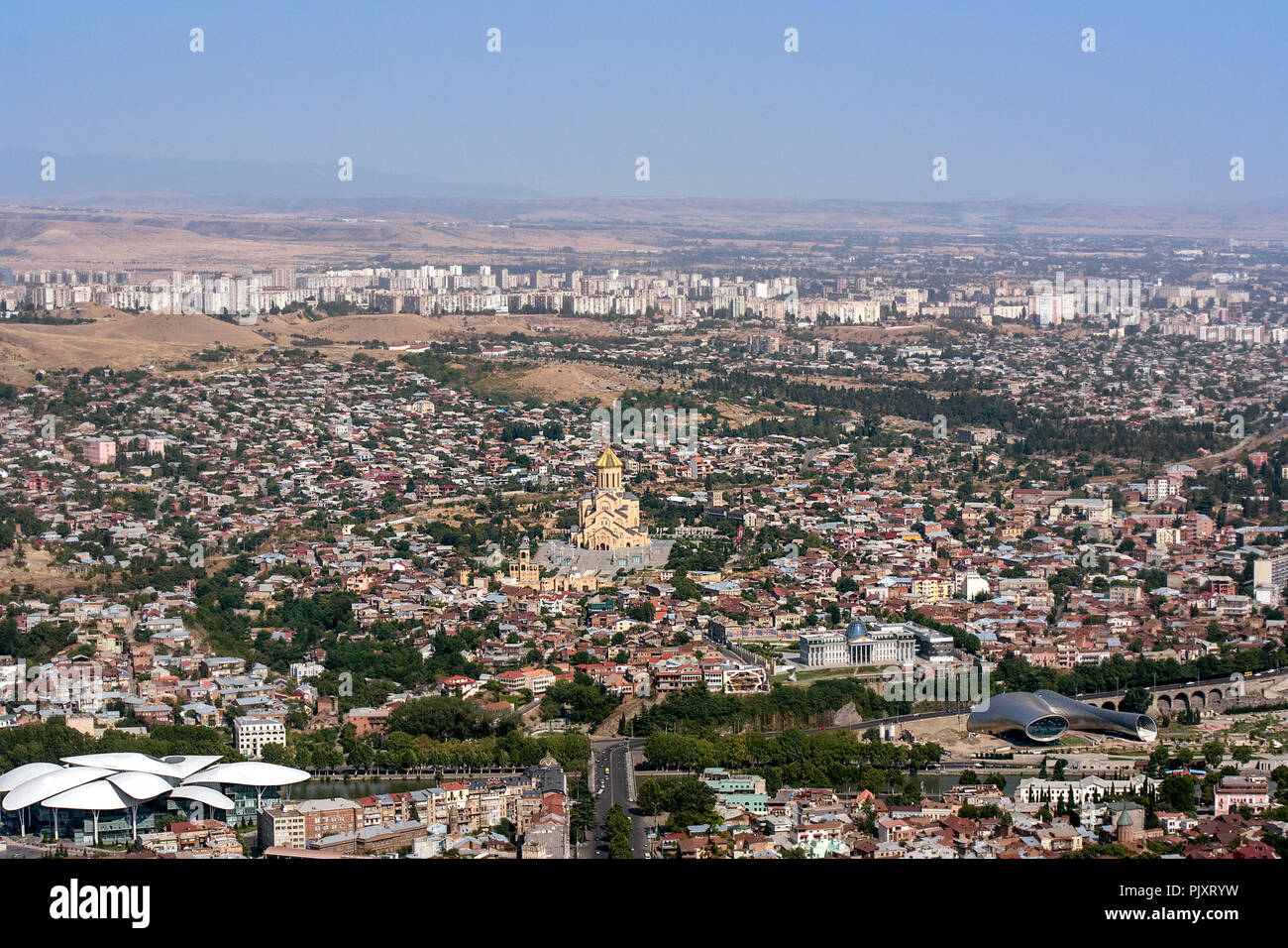 Una città scape vista di Tbilisi, la città capitale di Geogria. Centrale di vista è Tsminda Sameba Cattedrale o Santissima Trinità Cattedrale di Tbilisi. Foto Stock