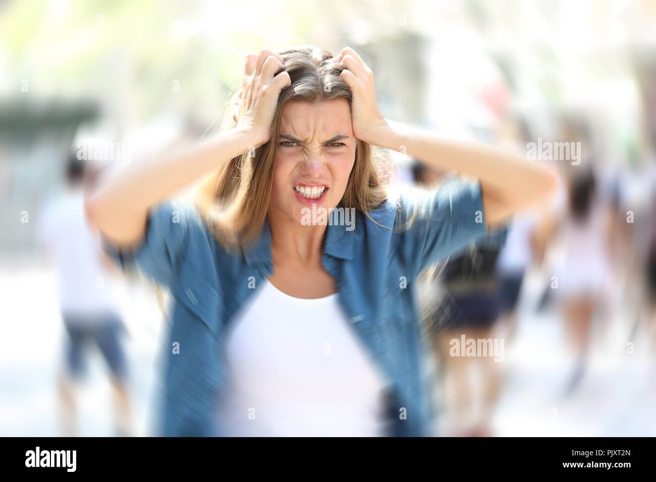 Donna furiosa nel mezzo di una strada di città Foto Stock