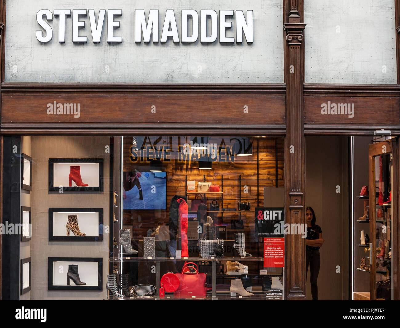 A Belgrado, in Serbia - 9 settembre 2018:Steve Madden logo sul loro negozio  a Belgrado. Steve Madden è un marchio americano specializzato nella vendita  di scarpe e Foto stock - Alamy