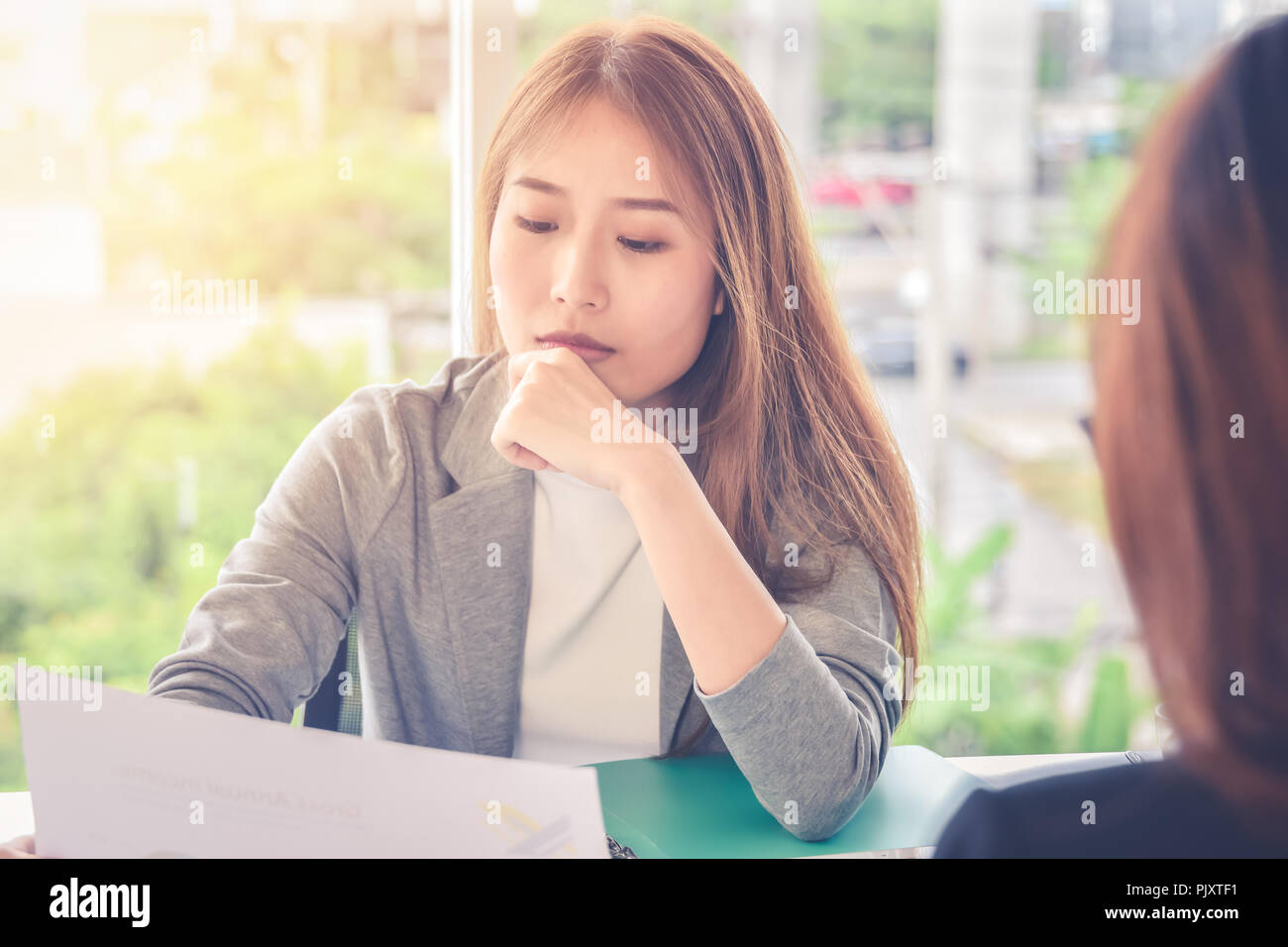 La donna presenta un modulo di domanda per un intervistatore,applicare per il nuovo lavoro,opportunità di carriera concetto : gestione esecutiva o rappresentante di assunzione interviste candidato per una posizione vacante Foto Stock