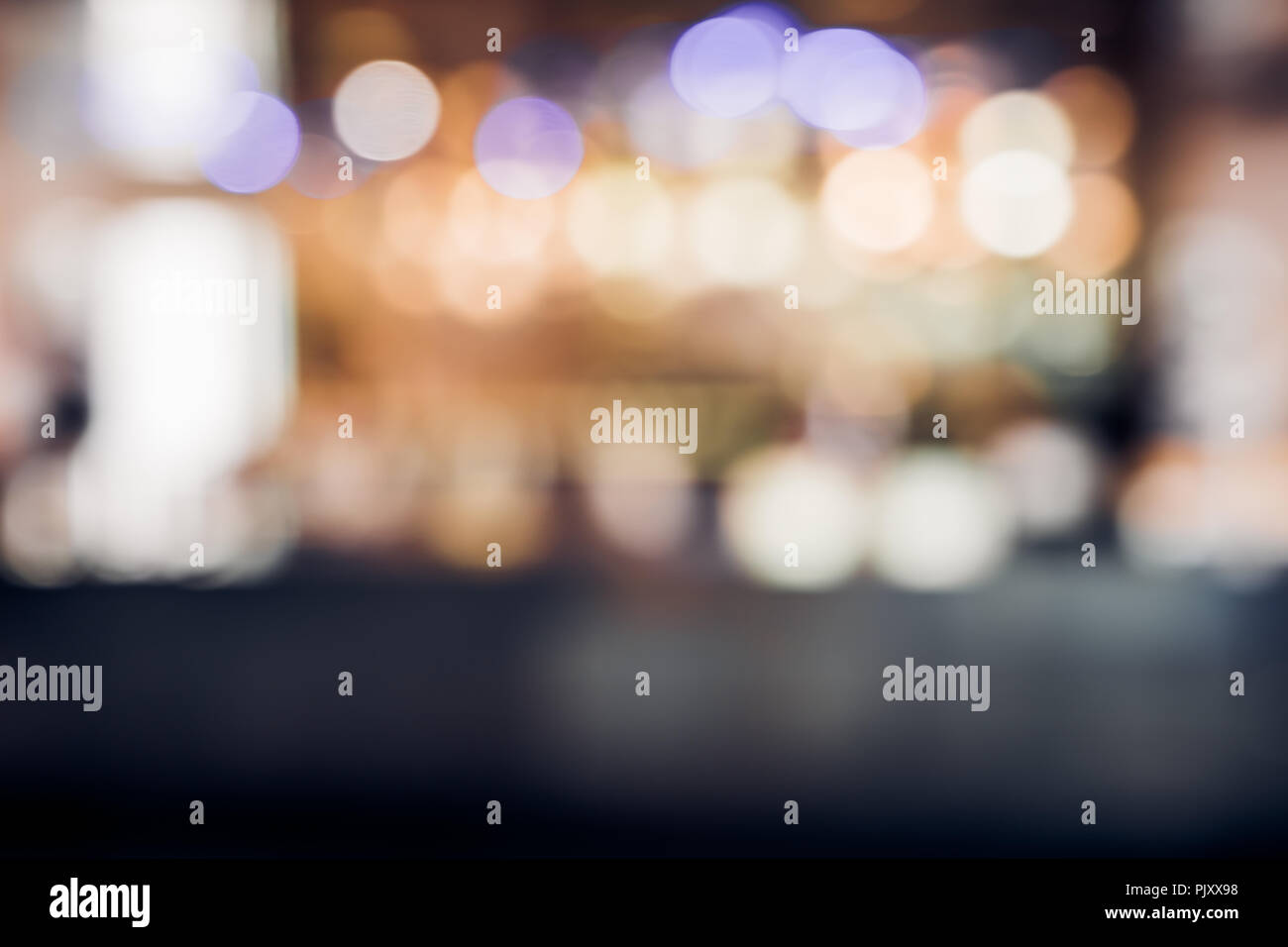 Blur sullo sfondo del ristorante bancone bar di notte con luce bokeh di fondo Foto Stock