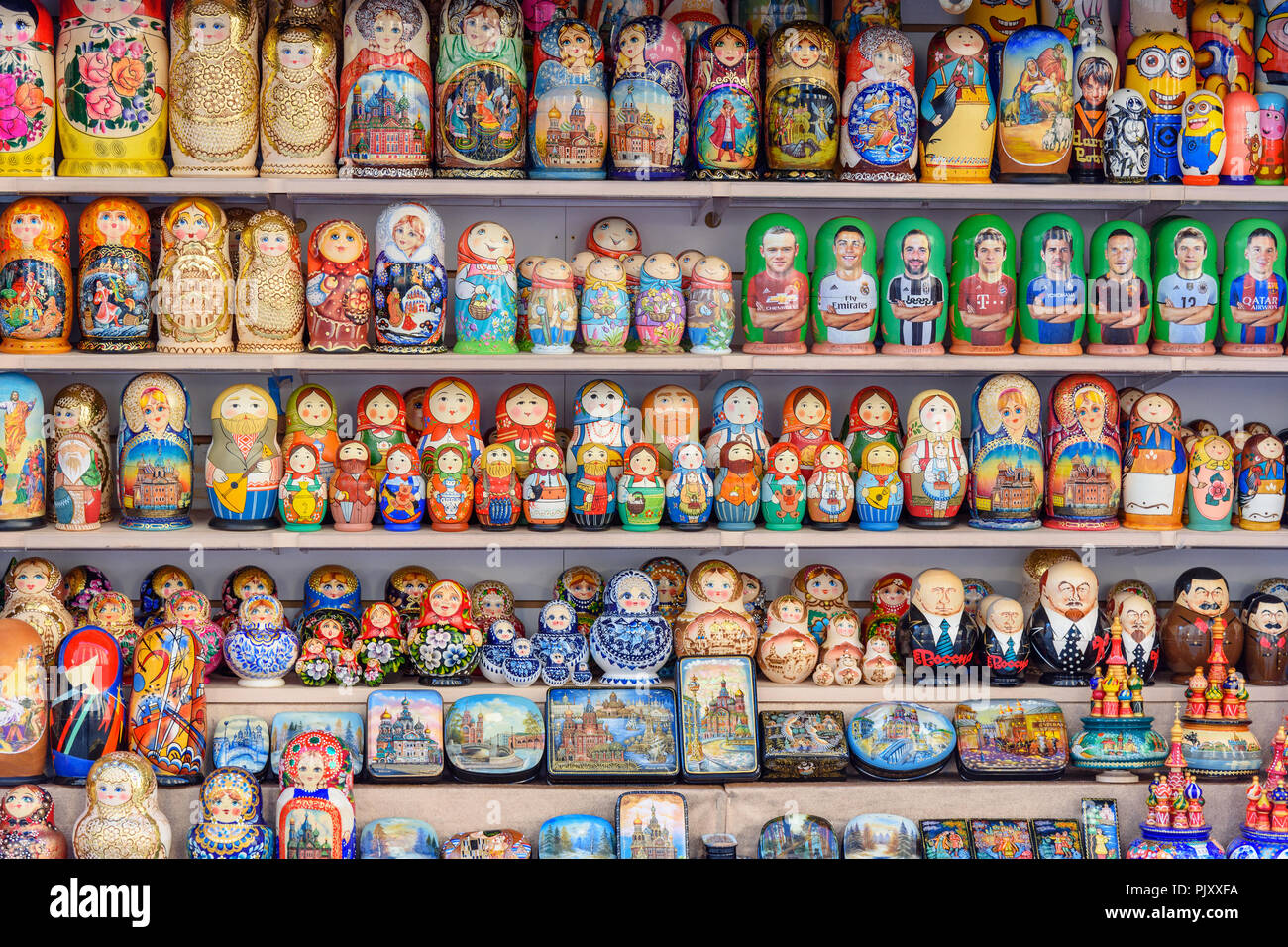Saint Petersburg, Russia - 15 Gennaio 2018: tradizionale russo souvenir, Bambola matrioska in vendita nel negozio di souvenir Foto Stock