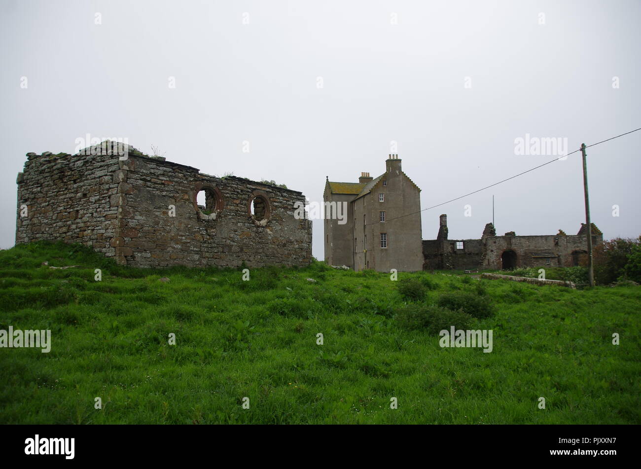 Freswick Castello. Freswick Bay. Freswick. John O' semole (Duncansby head) in terre fine. Cornwall. Da estremità a estremità trail. Caithness. La Scozia. Regno Unito Foto Stock