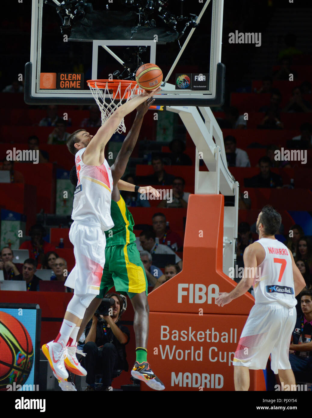 Marc Gasol (Spagna) bloccando un colpo contro il Senegal. La pallacanestro di Coppa del Mondo 2014 Foto Stock