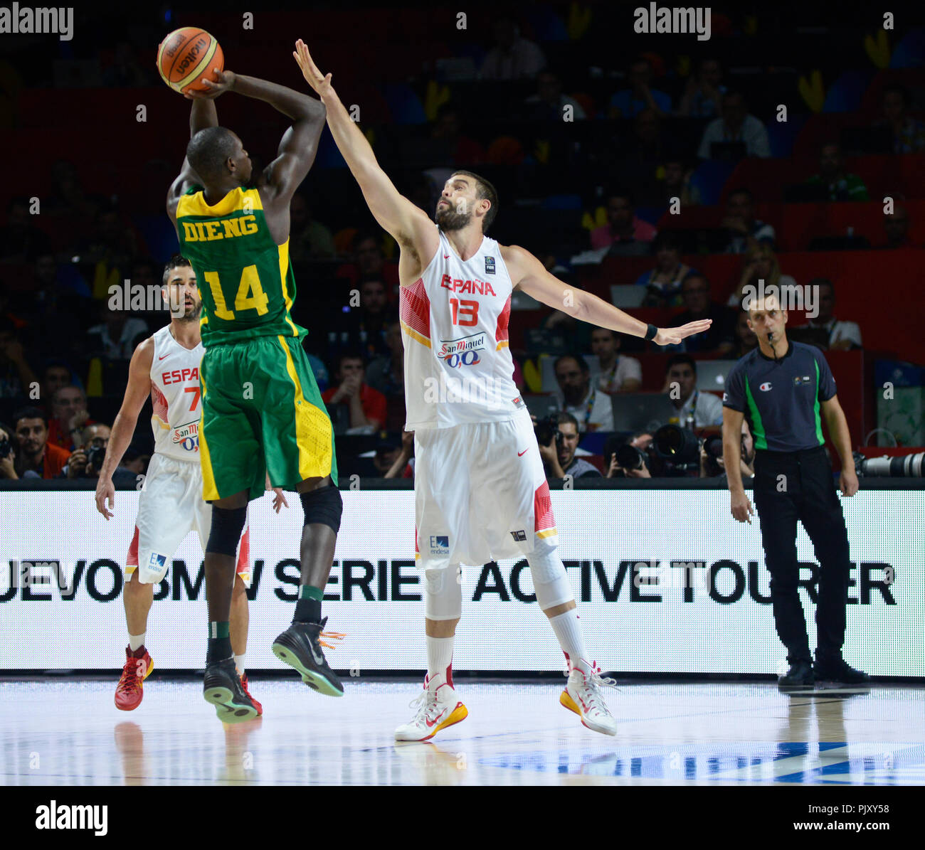 Marc Gasol (Spagna) difendere contro Giorgi Deng (Senegal). La pallacanestro di Coppa del Mondo 2014 Foto Stock