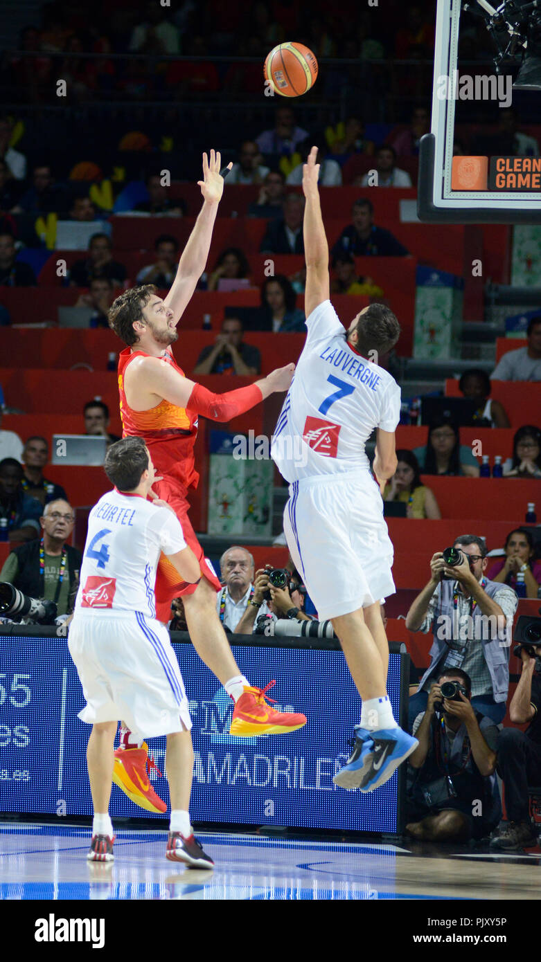 Pau Gasol (Spagna) punteggio contro Joffrey Lauvergne (Francia). La pallacanestro di Coppa del Mondo 2014 Foto Stock