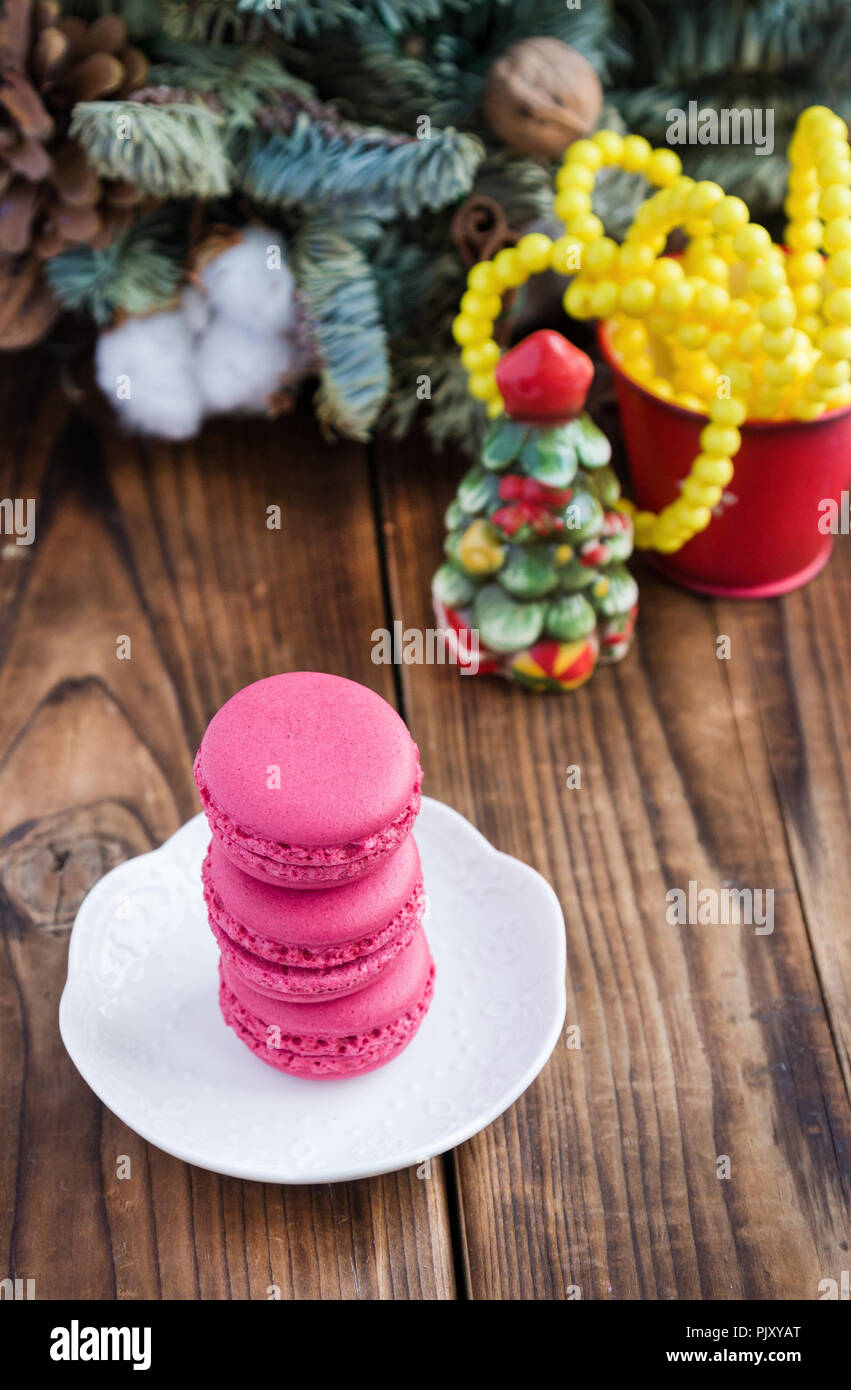 Amaretti rosa con decorazioni di Natale su legno Foto Stock