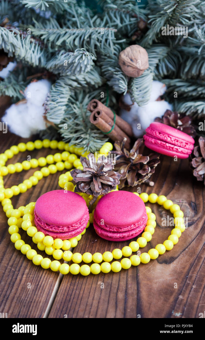 Amaretti rosa con decorazioni di Natale su sfondo di legno Foto Stock