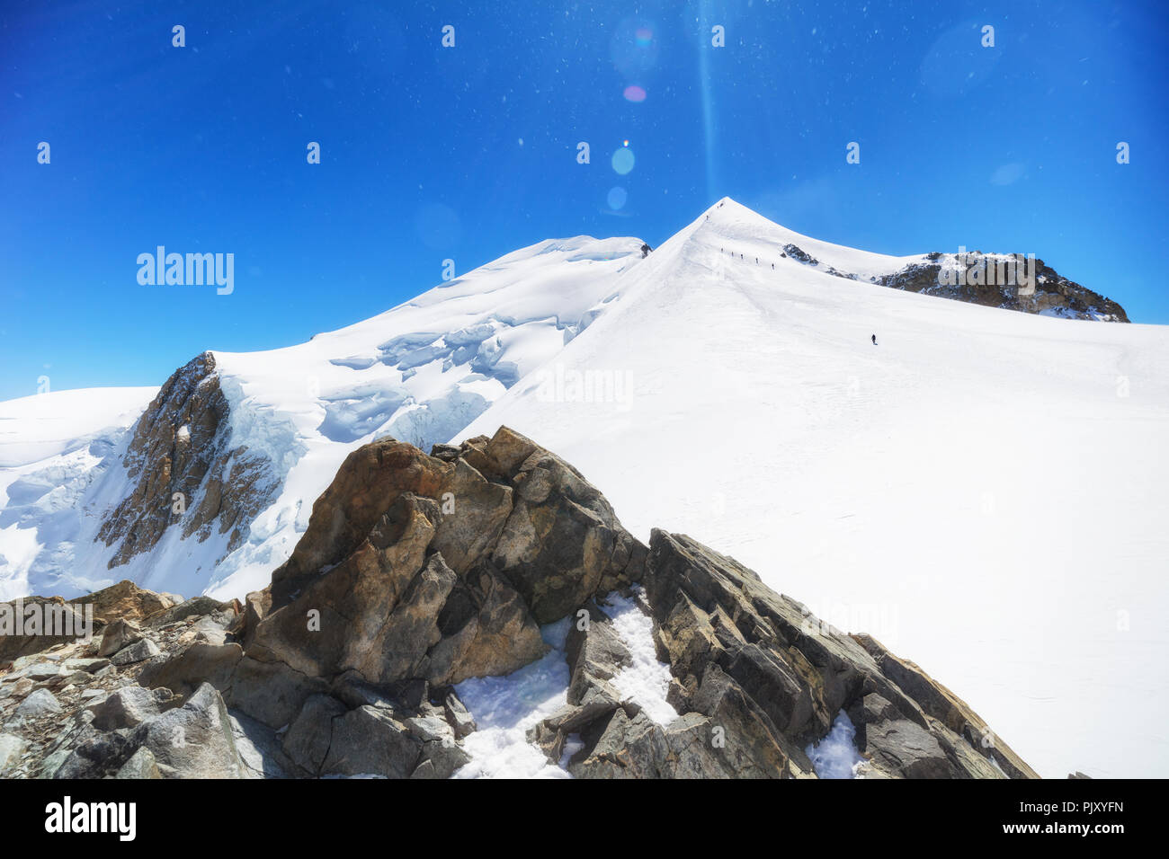 Trekking alla sommità del Mont Blanc in montagna sulle Alpi francesi Foto Stock