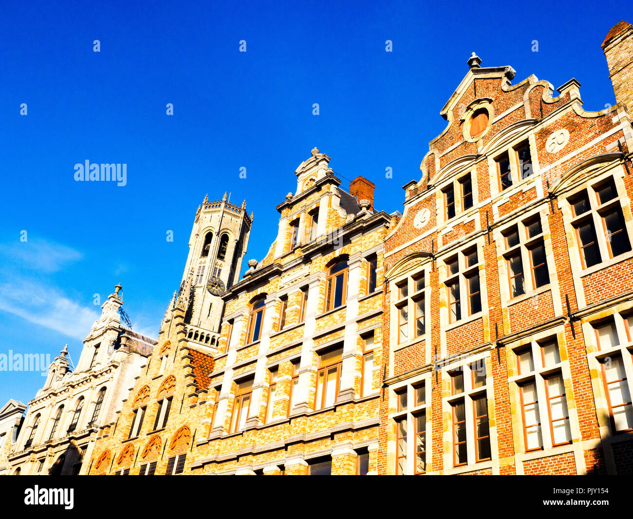 Campanile medievale e facciate di case - Bruges, Belgio Foto Stock