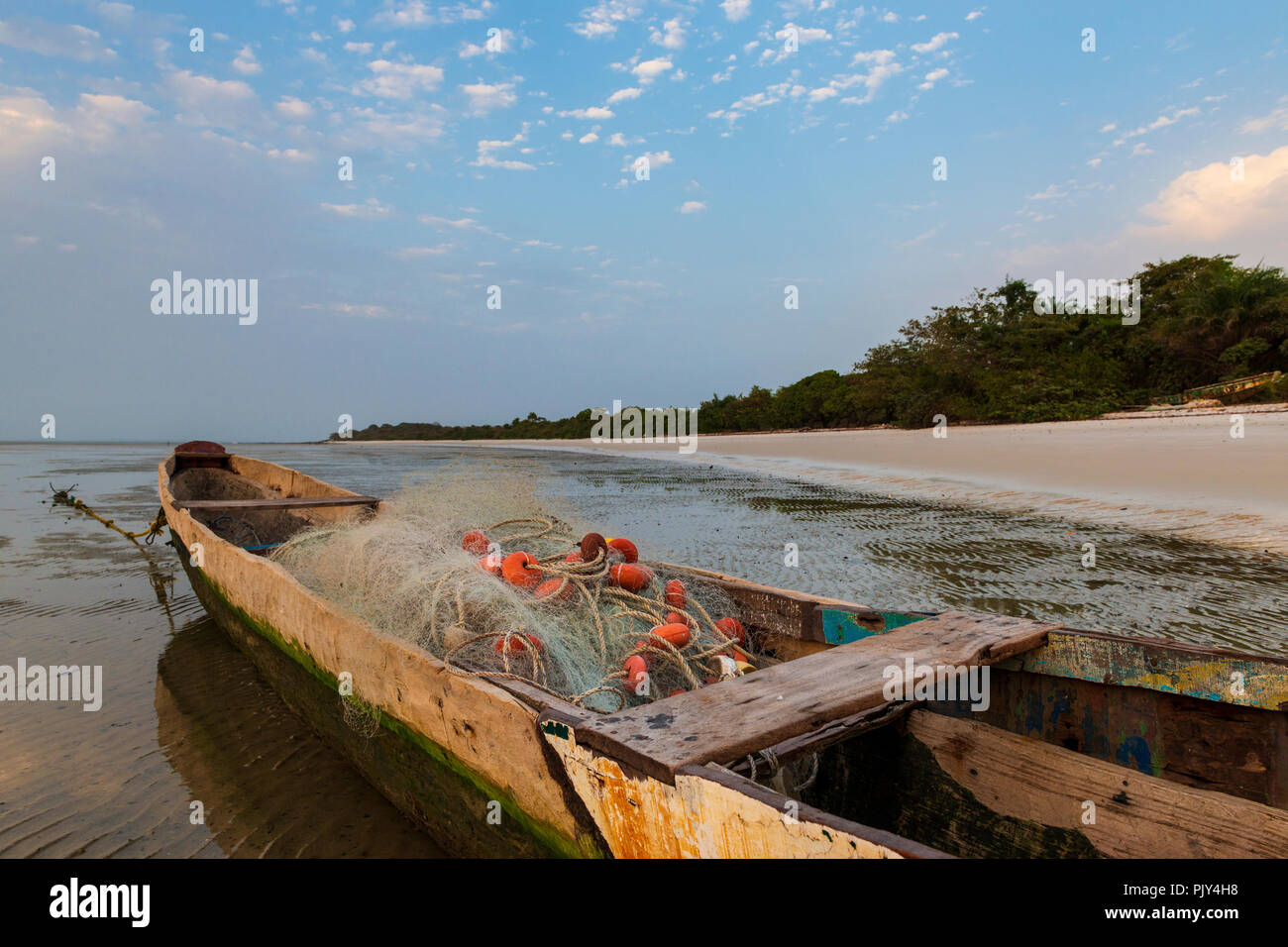 La pesca tradizionale canoa presso la spiaggia di Isola di Orango al tramonto, in Guinea Bissau. Orango è parte dell'Arcipelago Bijagos; concetto per tra Foto Stock