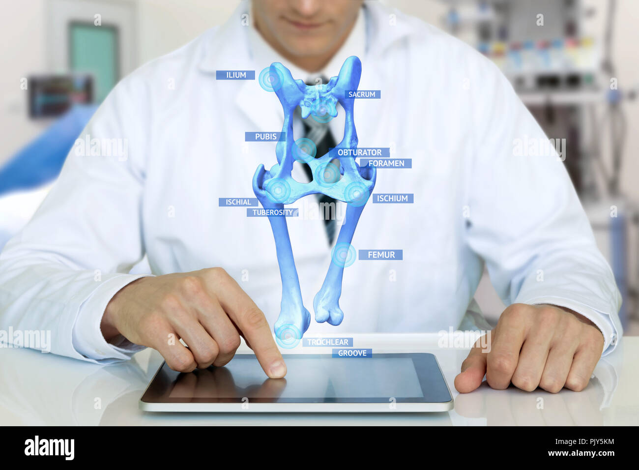 Smart health care internet delle cose e la realtà aumentata istruzione , intelligenza artificiale osso ologramma della struttura ossea concetto tecnologico. Docto Foto Stock