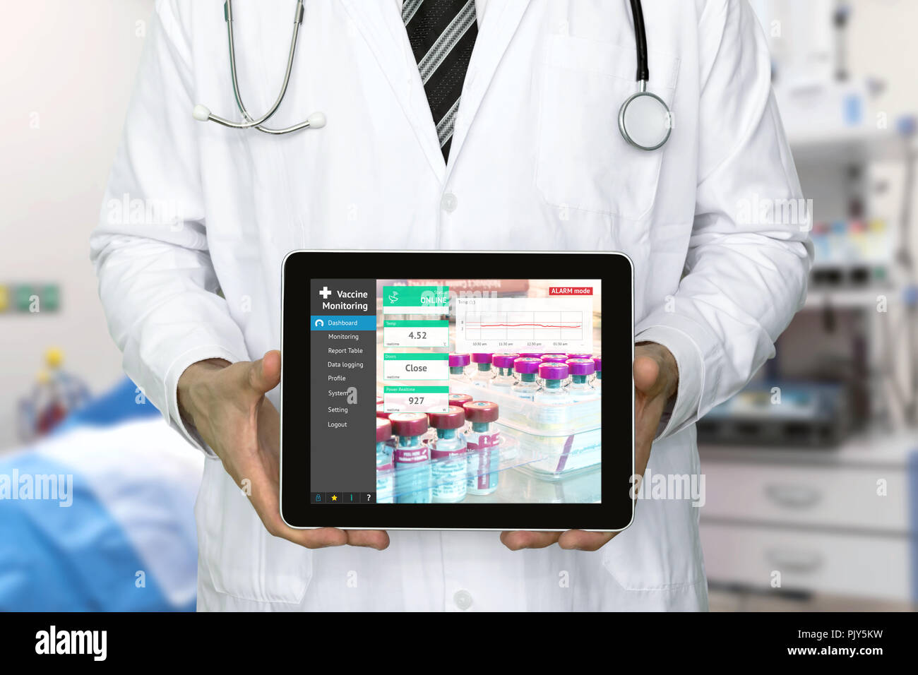 Medico professionale mediante applicazione del tablet di monitoraggio remoto di vaccini o di sangue sensori temp in medici sensibili frigoriferi. Iot Smart technol Foto Stock