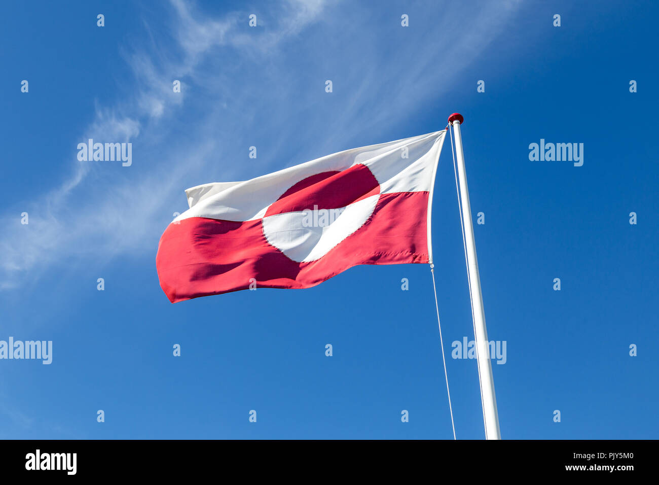 Bandiera groenlandese sul pennone Foto Stock