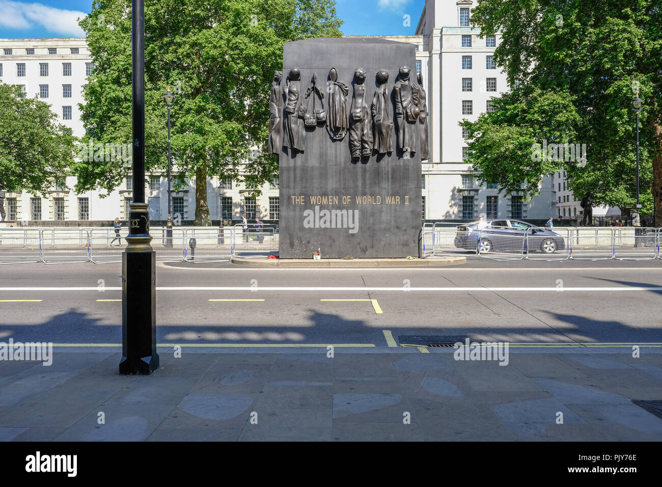 Whitehall, London, Regno Unito - 8 Giugno 2018: le donne della guerra mondiale due memorial in Whitehall abright sulla giornata di sole. Foto Stock