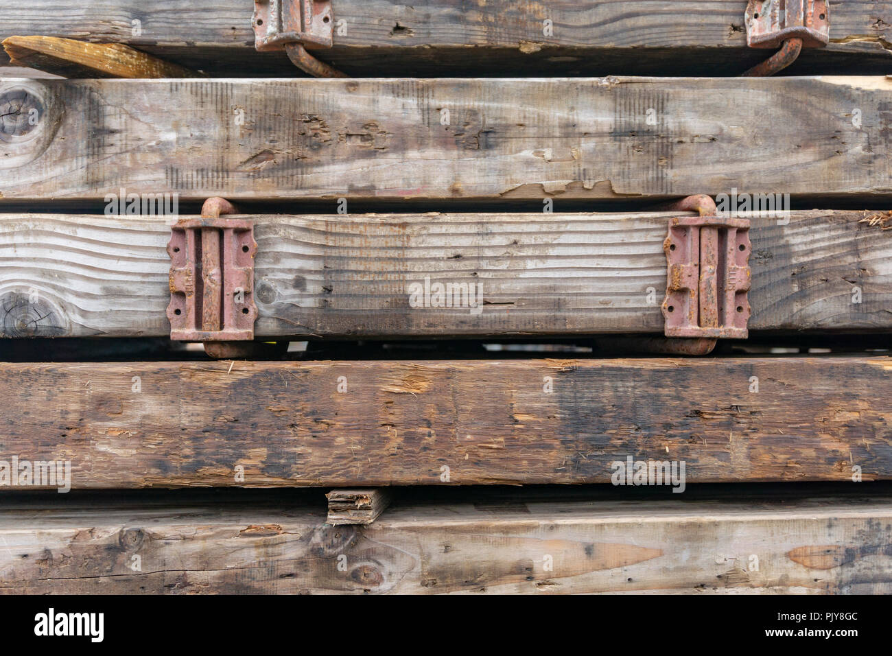 Legno impilati su un sito in costruzione. Foto Stock