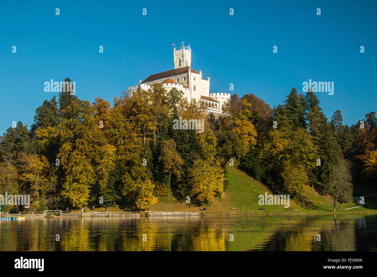 Castello di Trakoscan sulla collina in autunno, Zagorje, Croazia, la riflessione sul lago Foto Stock