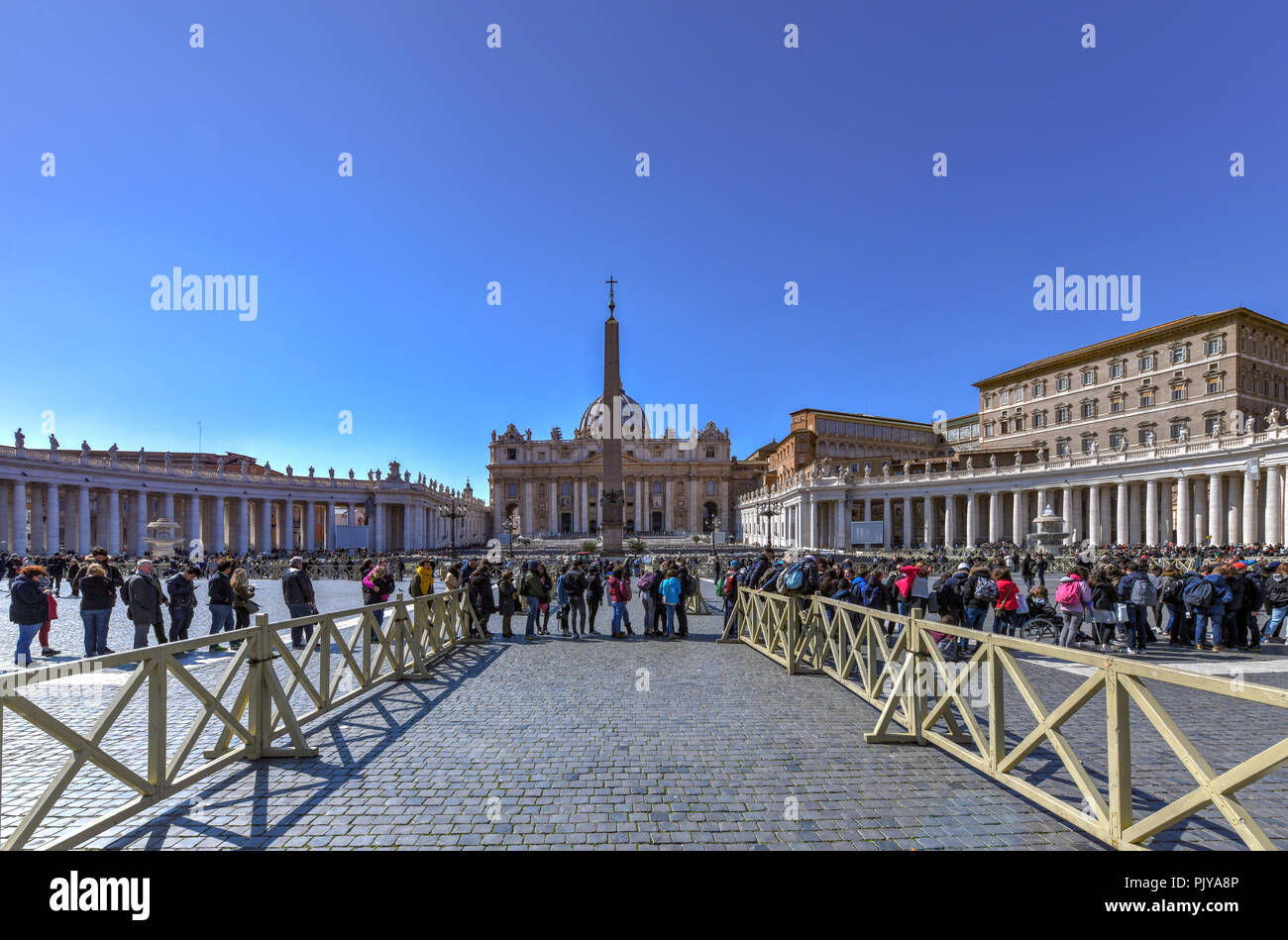 La Basilica di San Pietro e piazza in preparazione per la celebrazione della Pasqua nella Città del Vaticano. Foto Stock