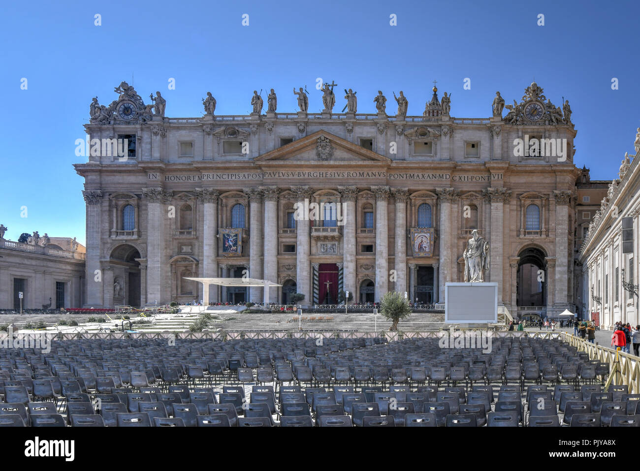 La Basilica di San Pietro e piazza in preparazione per la celebrazione della Pasqua nella Città del Vaticano. Foto Stock