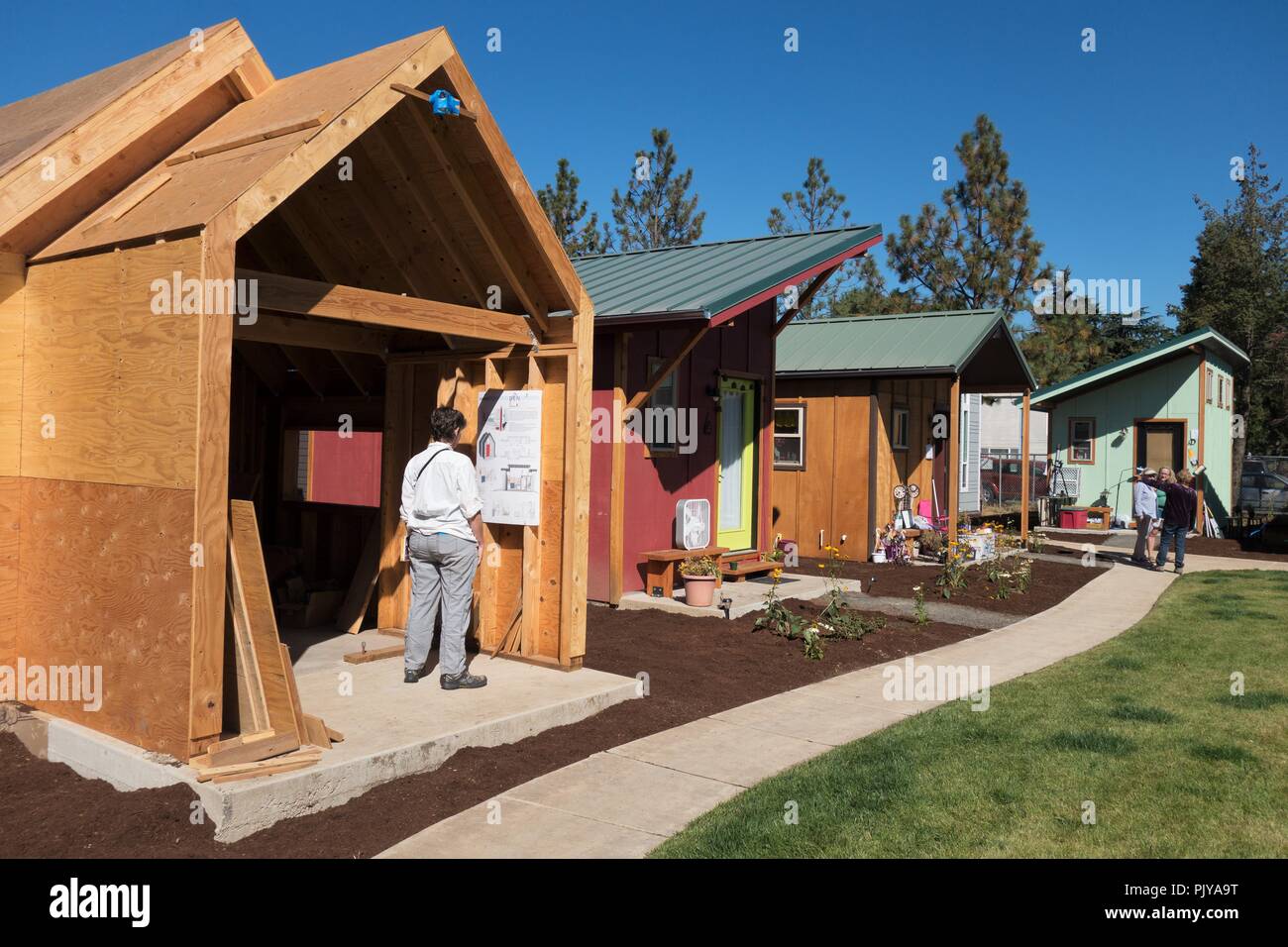 Persone touring case in vari stati di completamento al villaggio di smeraldo, una piccola comunità della casa di Eugene, Oregon, Stati Uniti d'America. Foto Stock