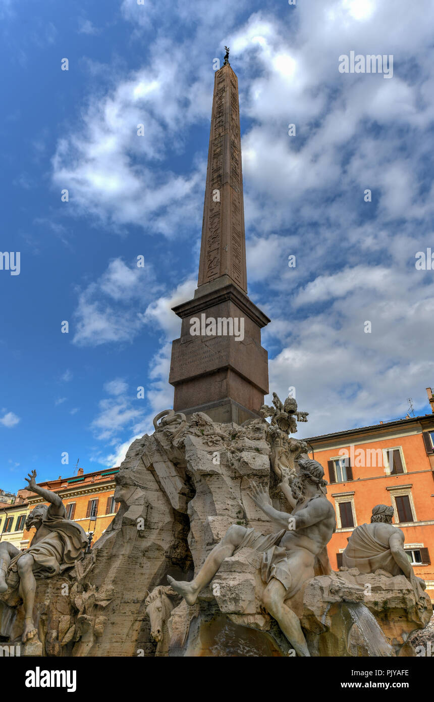 Quattro Fiumi della fontana in Piazza Navona, Roma, Italia, Europa. Roma antico stadio per gare atletiche (Stadio di Domiziano). Roma Piazza Navona è su Foto Stock