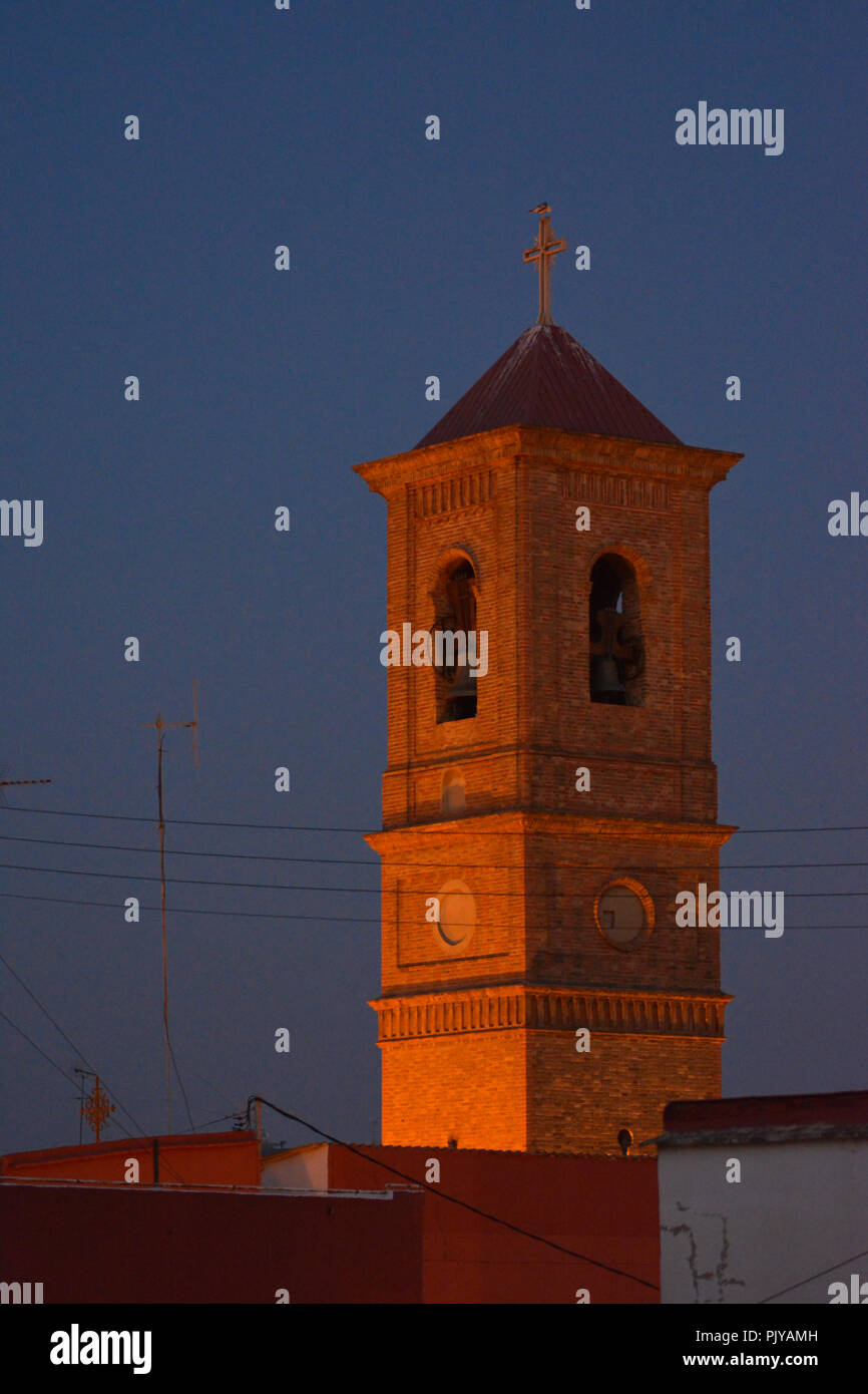 Arancione mattone cattolica Chiesa torre campanaria a Valencia in Spagna in mattina presto con lo sfondo del cielo Foto Stock