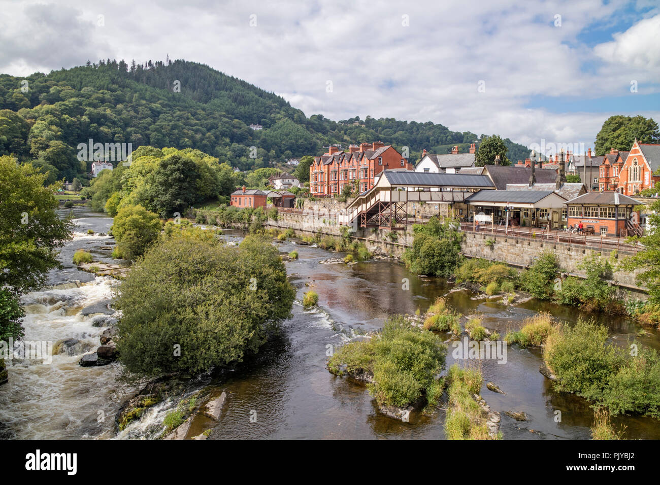 Guardando al di là del fiume Dee verso Llangollen Railway Station, Llangollen, Wales, Regno Unito Foto Stock