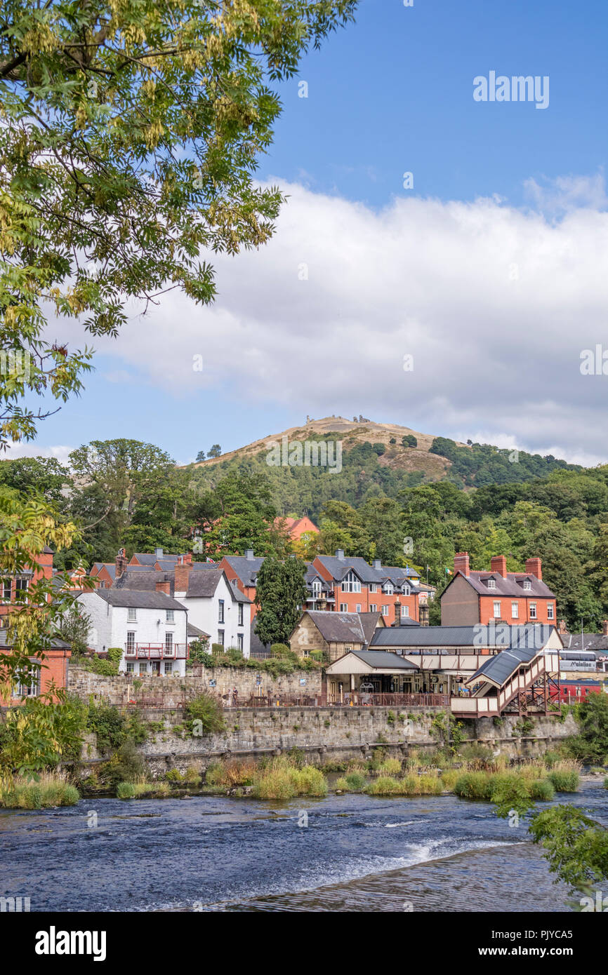 Guardando al di là del fiume Dee verso Llangollen Railway Station, Llangollen, Wales, Regno Unito Foto Stock