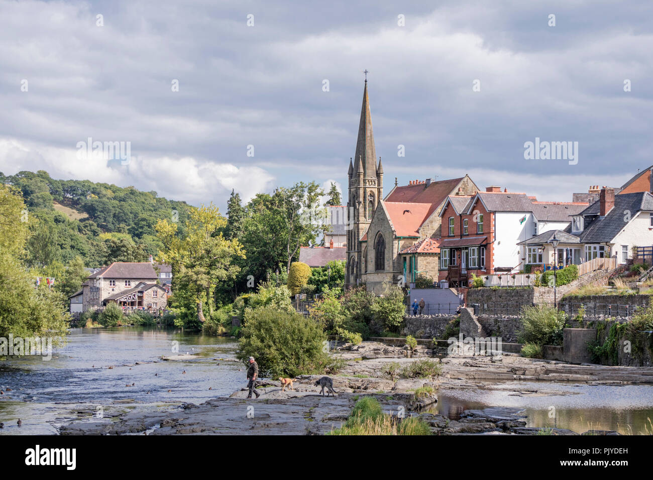 La pittoresca cittadina gallese di Llangollen e del fiume Dee, Denbighshire, Wales, Regno Unito Foto Stock