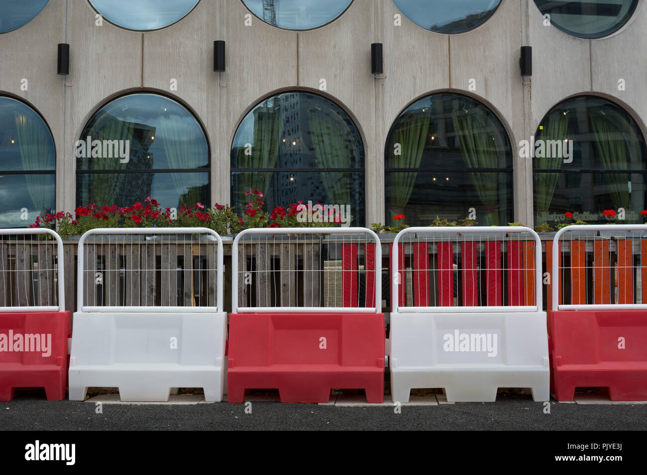 Le barriere in plastica dal Rep Theatre durante il Paradise Circus di riconversione, Birmingham, Regno Unito Foto Stock