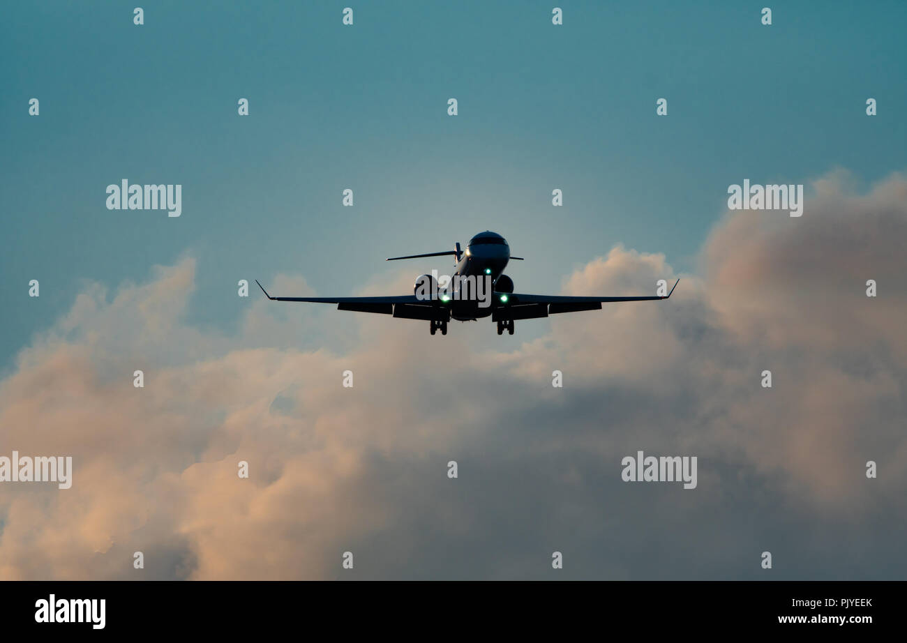 Alto contrasto di aereo a reazione con landing gear down Foto Stock