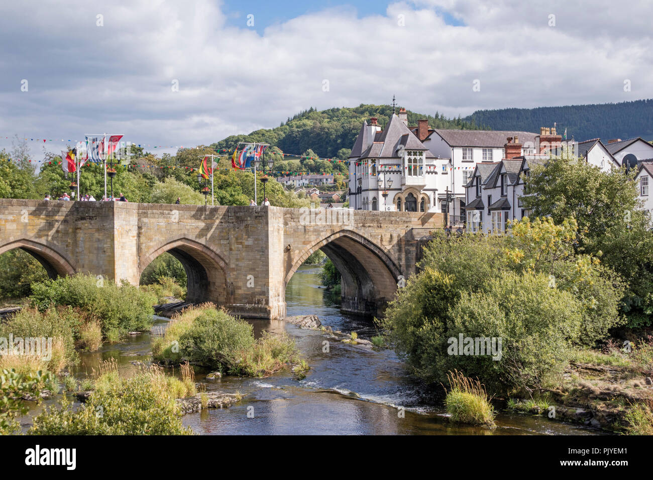 La pittoresca cittadina gallese di Llangollen e del fiume Dee, Denbighshire, Wales, Regno Unito Foto Stock